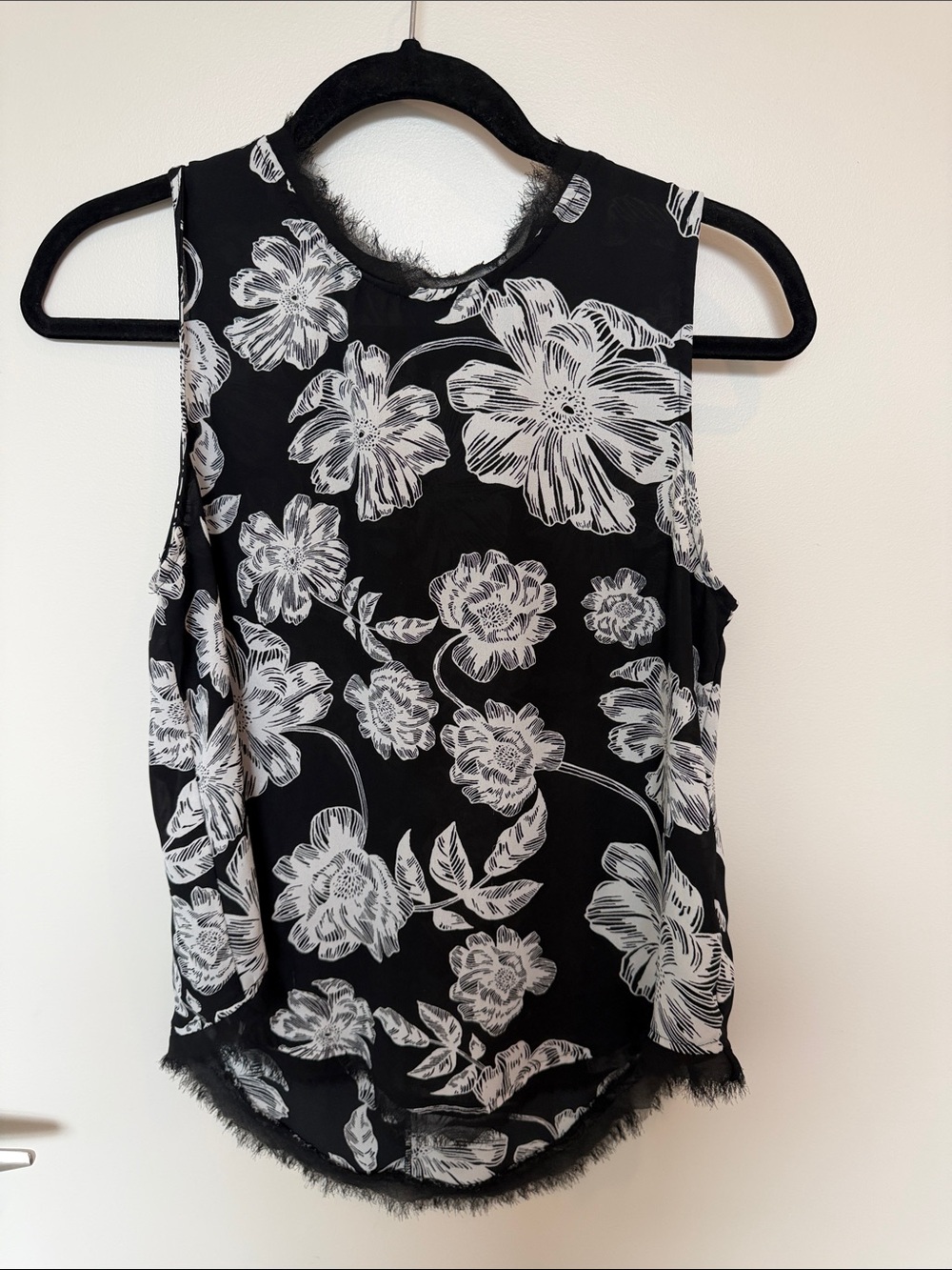 Who What Wear Black & White Floral Sleeveless Tank Top - Size S
